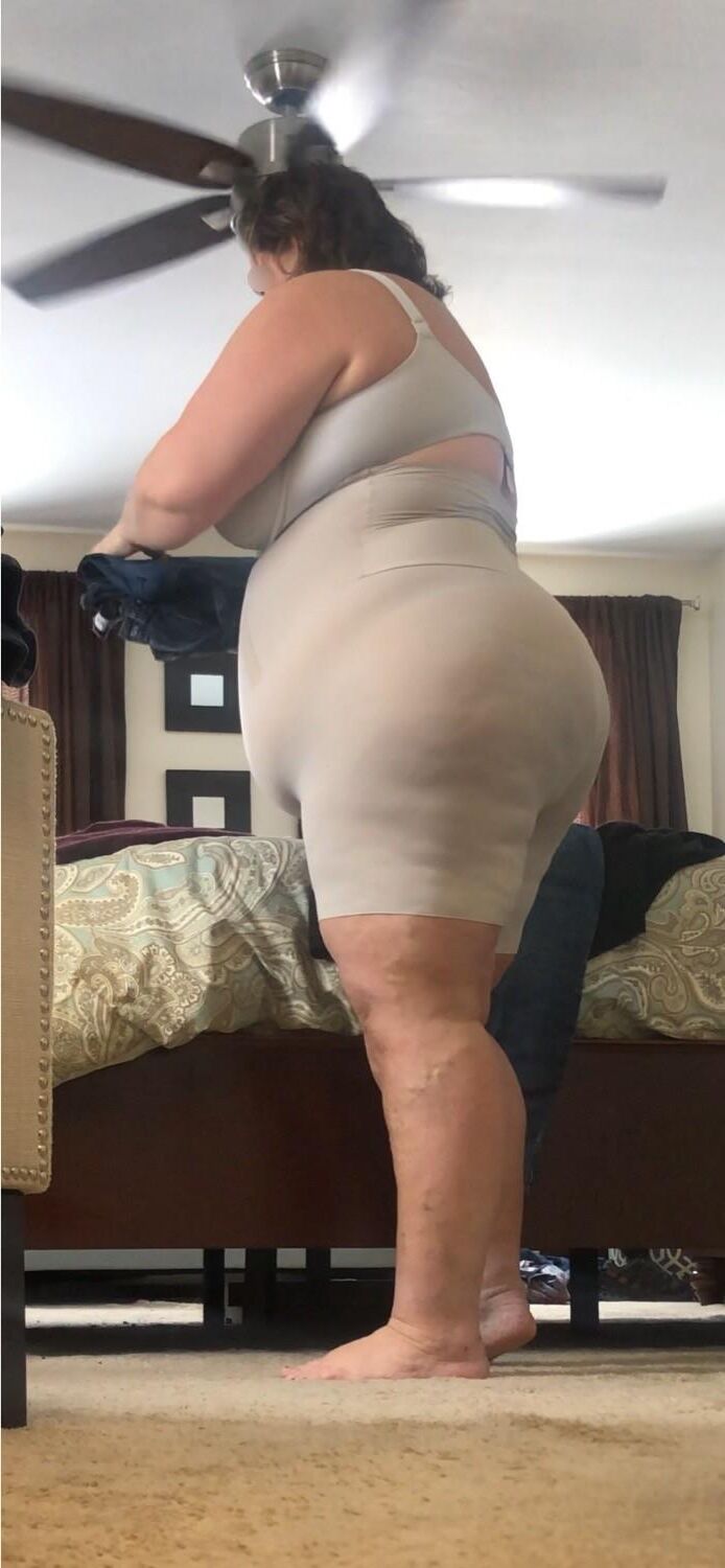 La esposa masiva de BBW muestra su forma de desgaste