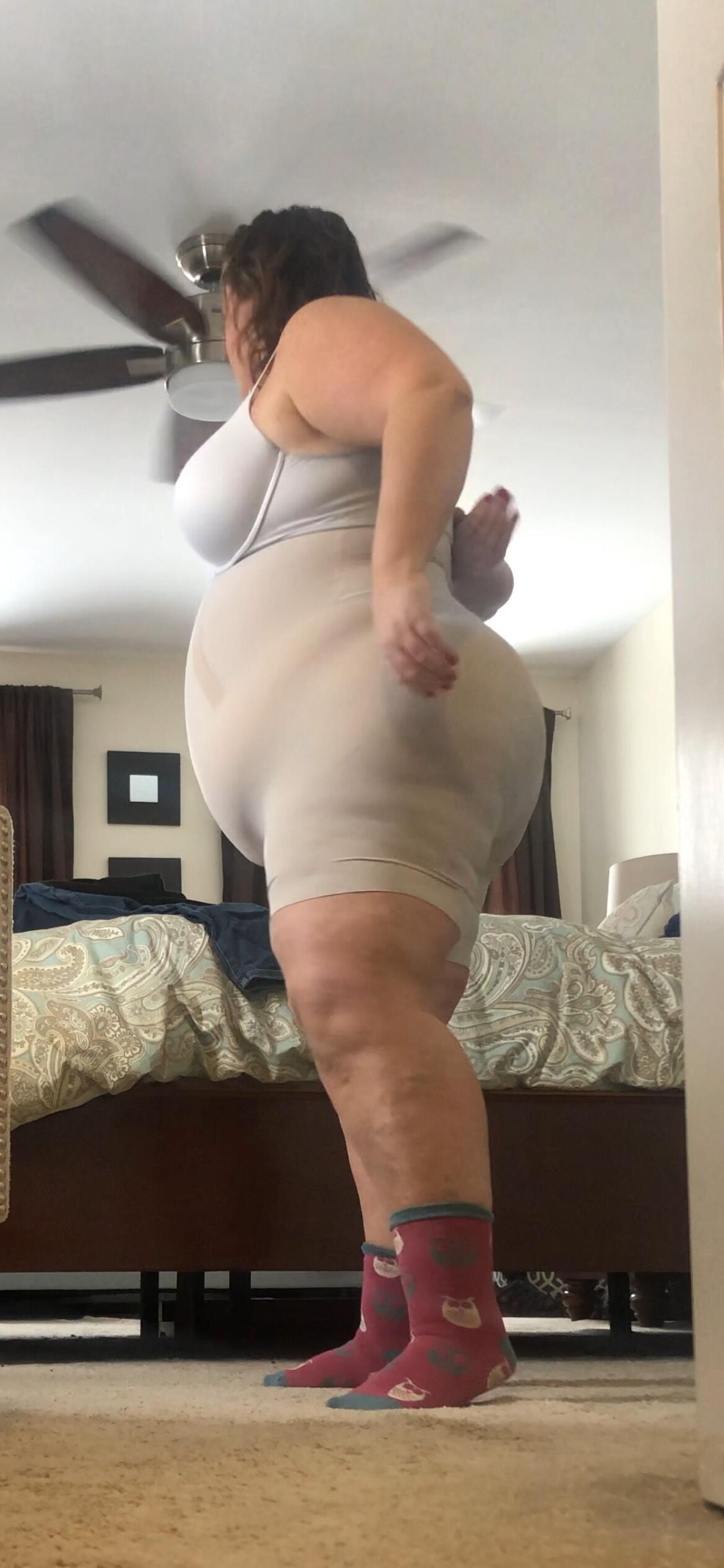 La esposa masiva de BBW muestra su forma de desgaste