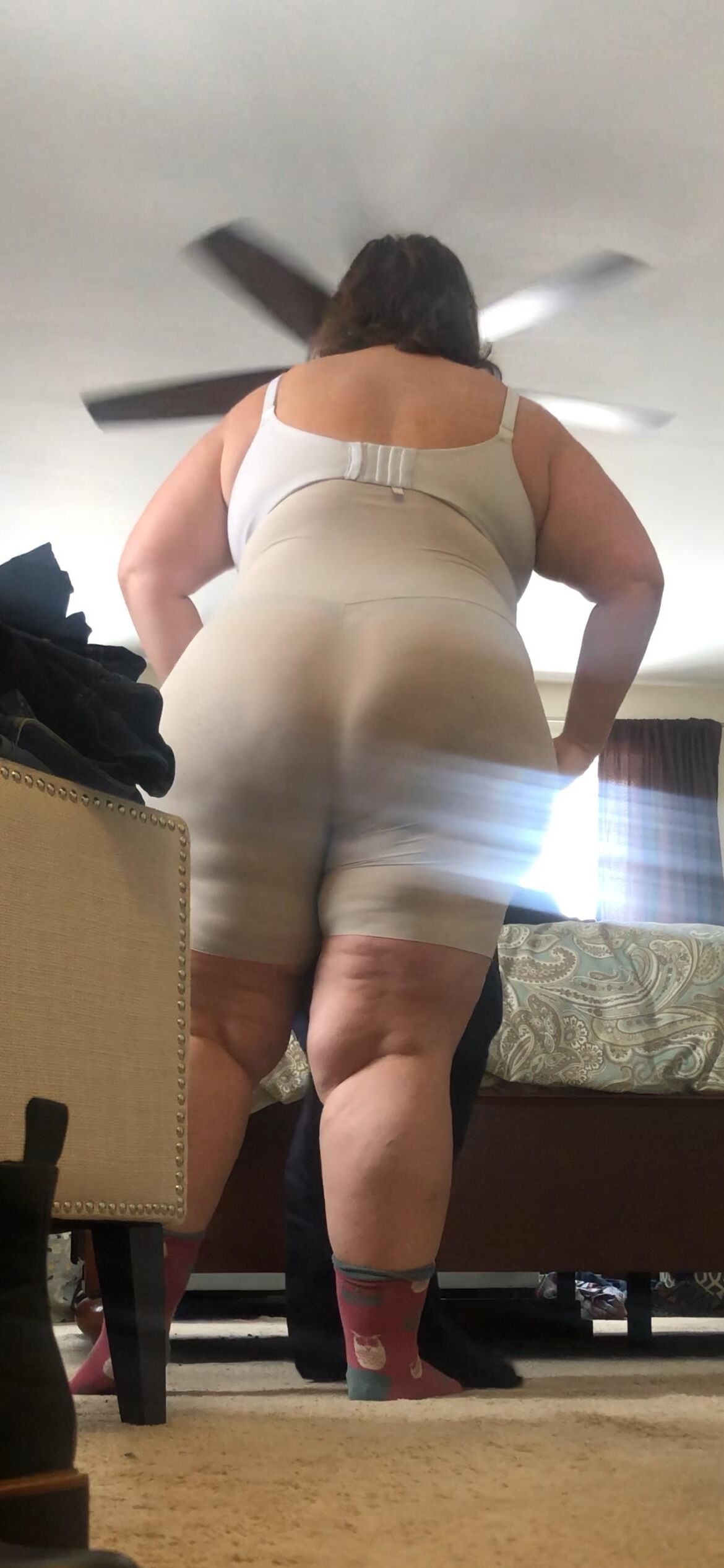 La esposa masiva de BBW muestra su forma de desgaste