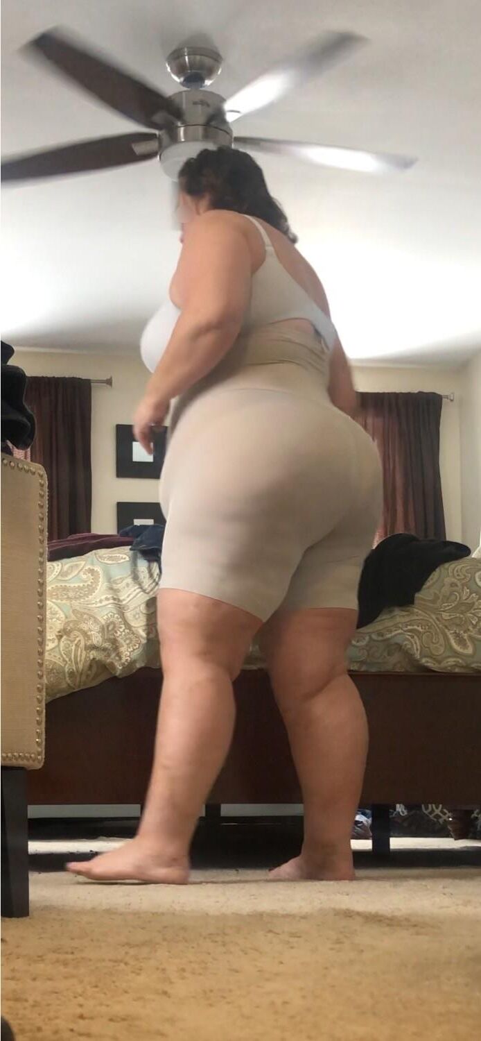 La esposa masiva de BBW muestra su forma de desgaste