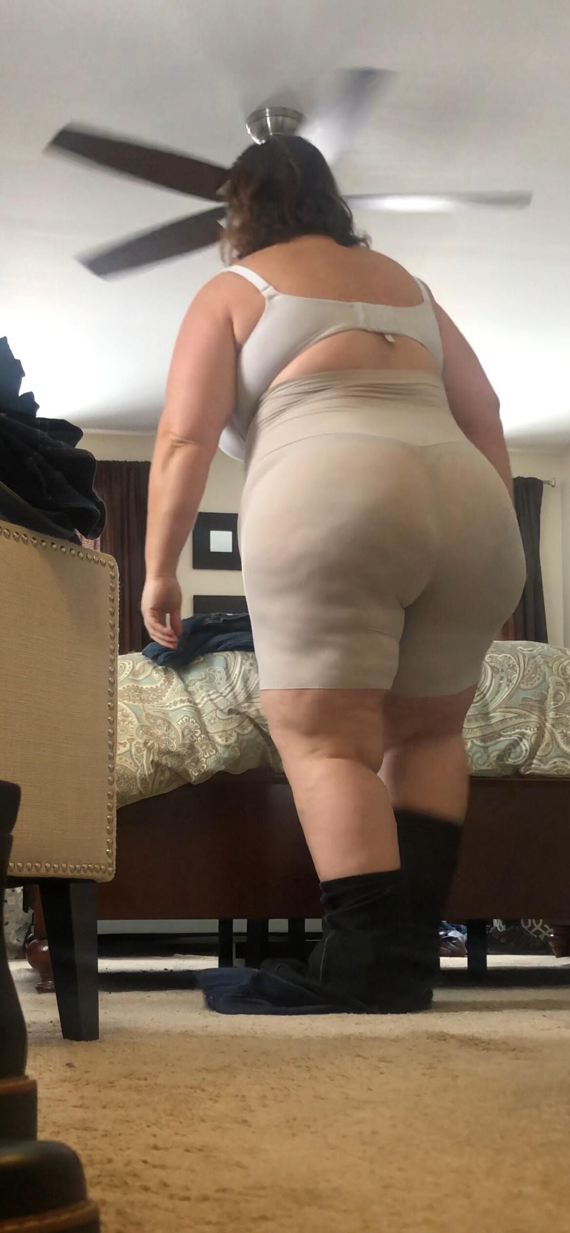 La esposa masiva de BBW muestra su forma de desgaste