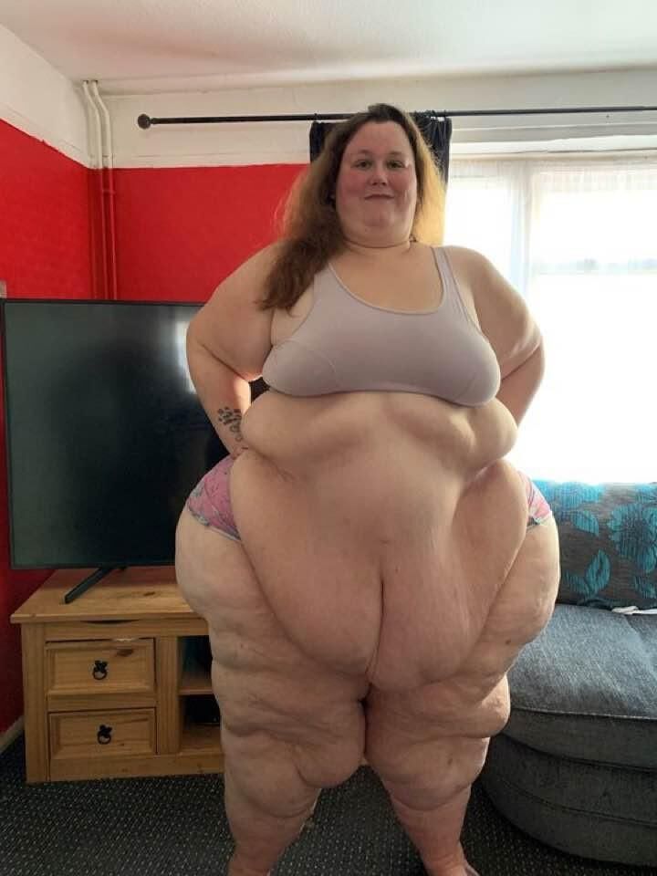 SSBBW está em casa, confortável e pronta para foder.