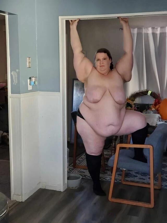 SSBBW está en casa, cómodo y listo para follar.