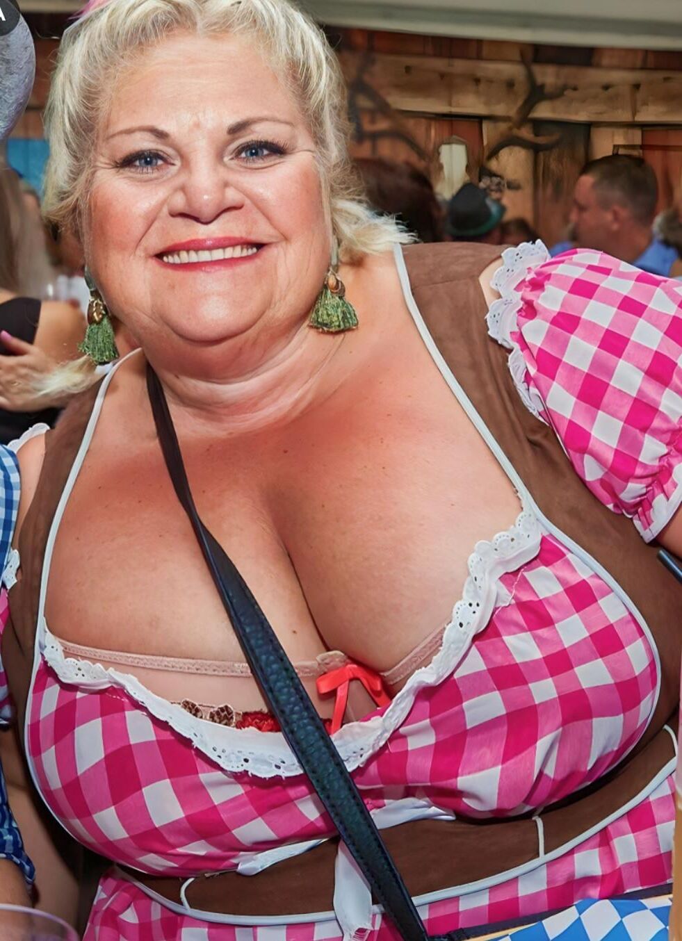 sexy milfs voll bekleidet