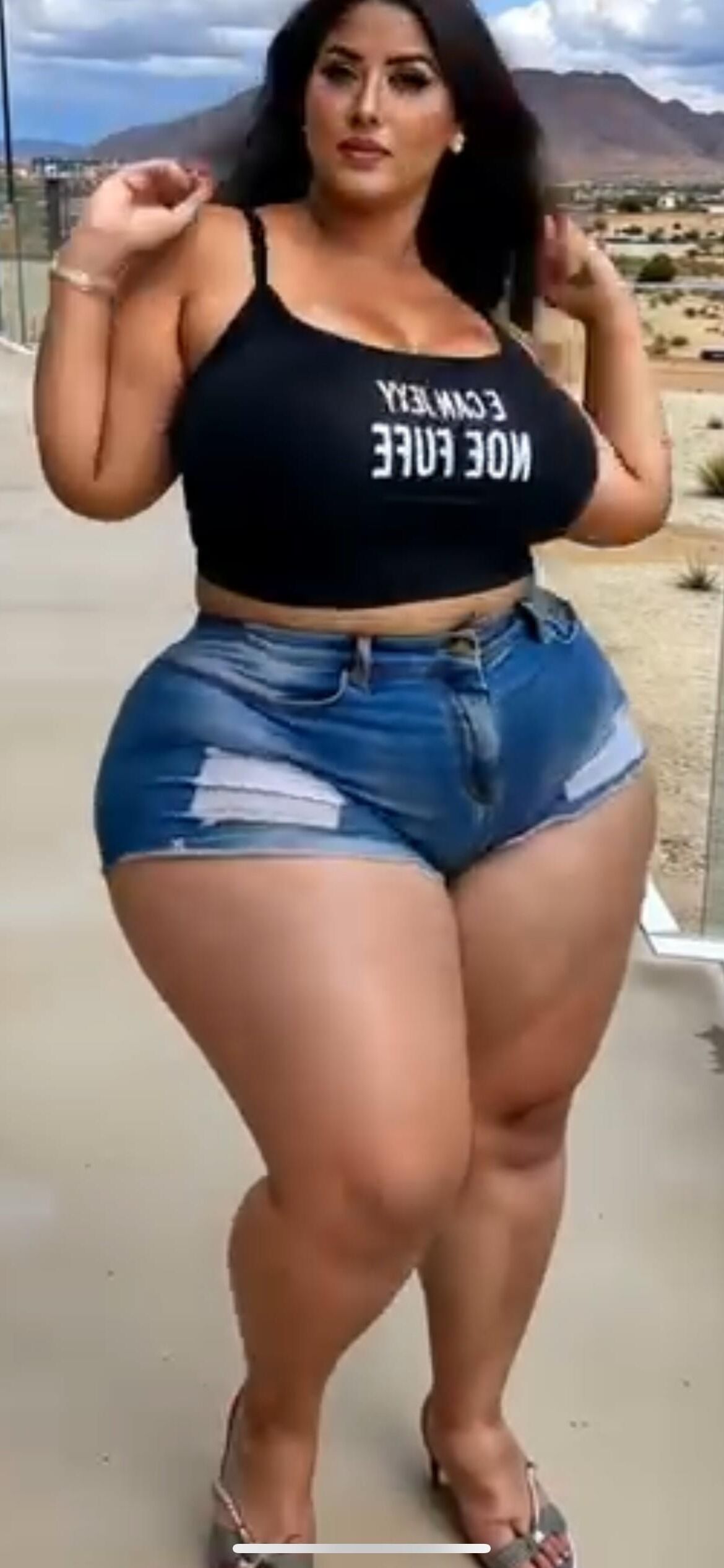 Hermosa SSBBW Morena regordeta hermosa