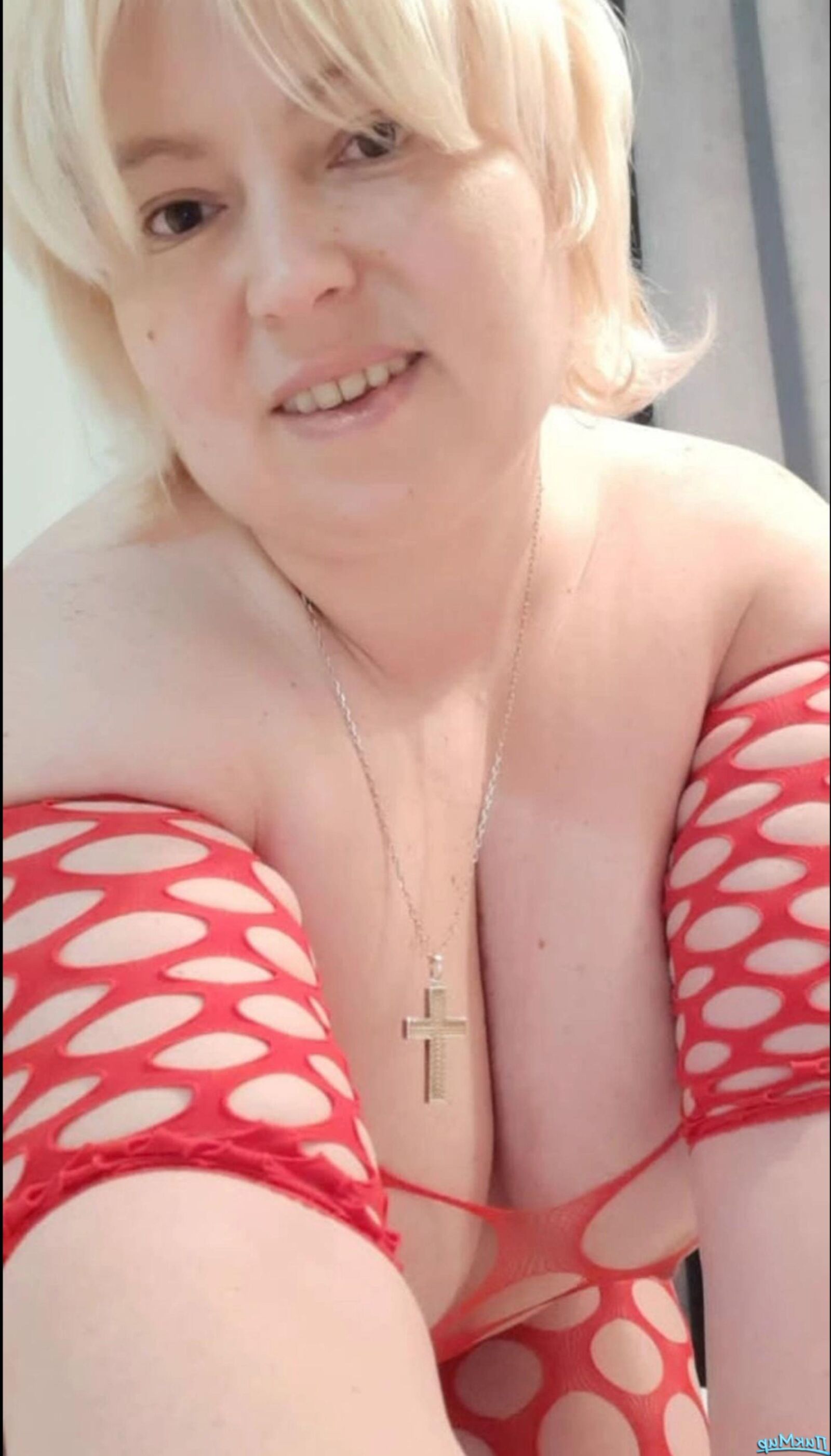 Nice BBW blonde in the net underwear