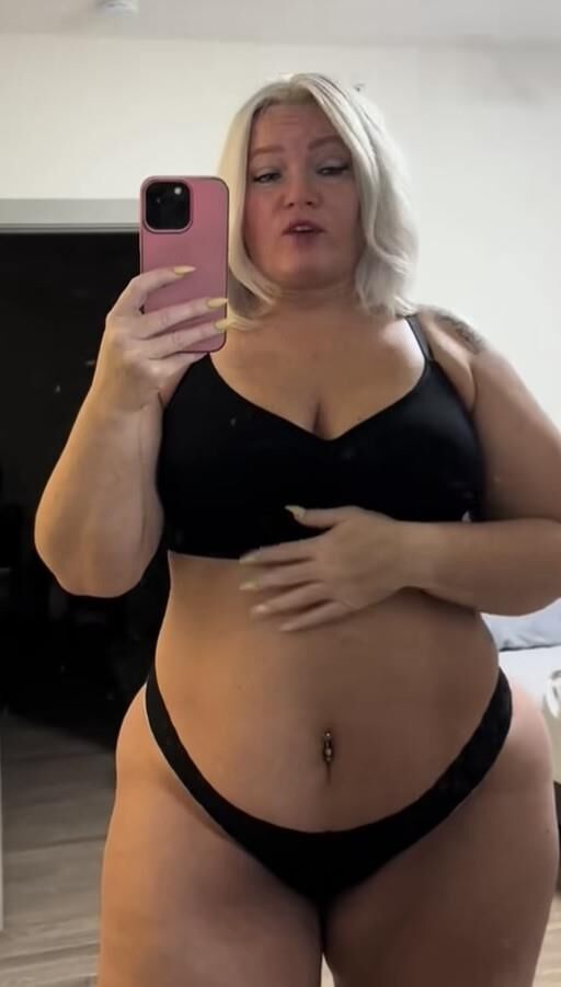 Ces cuisses, les grandes hanches, les beautés potelées