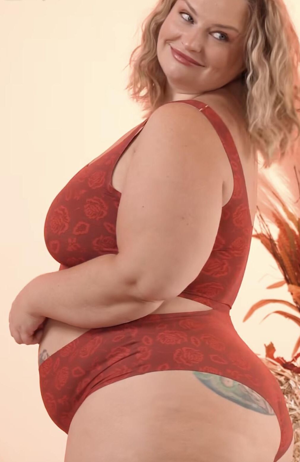 Ces cuisses, les grandes hanches, les beautés potelées