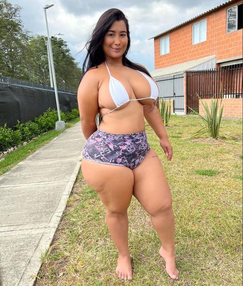 大きな女の子のビキニ