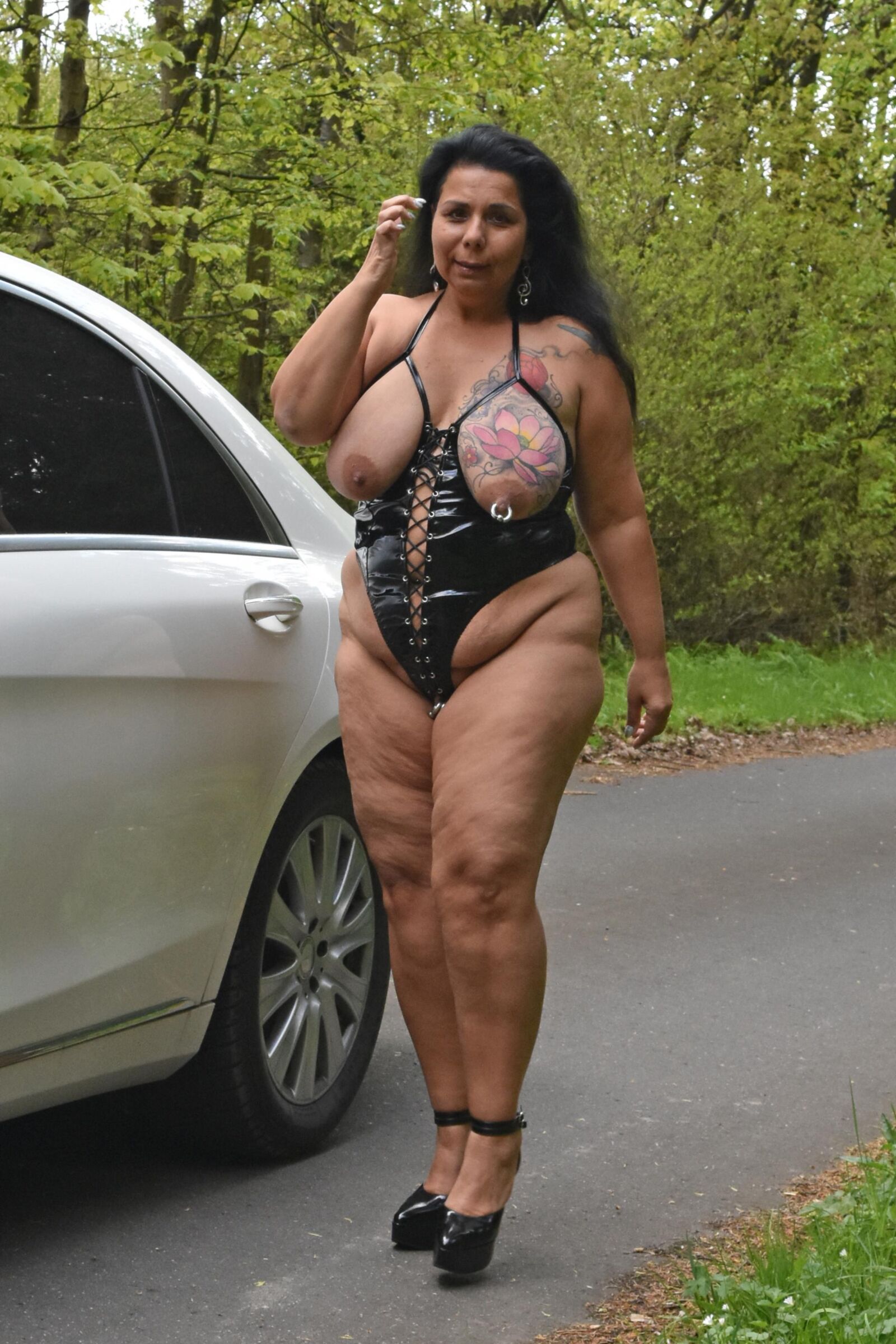 WebSlut Susana habillé en pute à l'extérieur