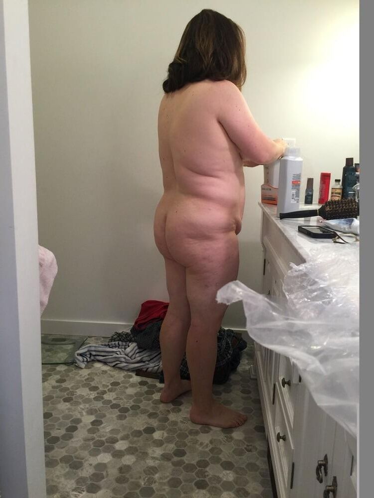 BBW Wife Jennifer Showering