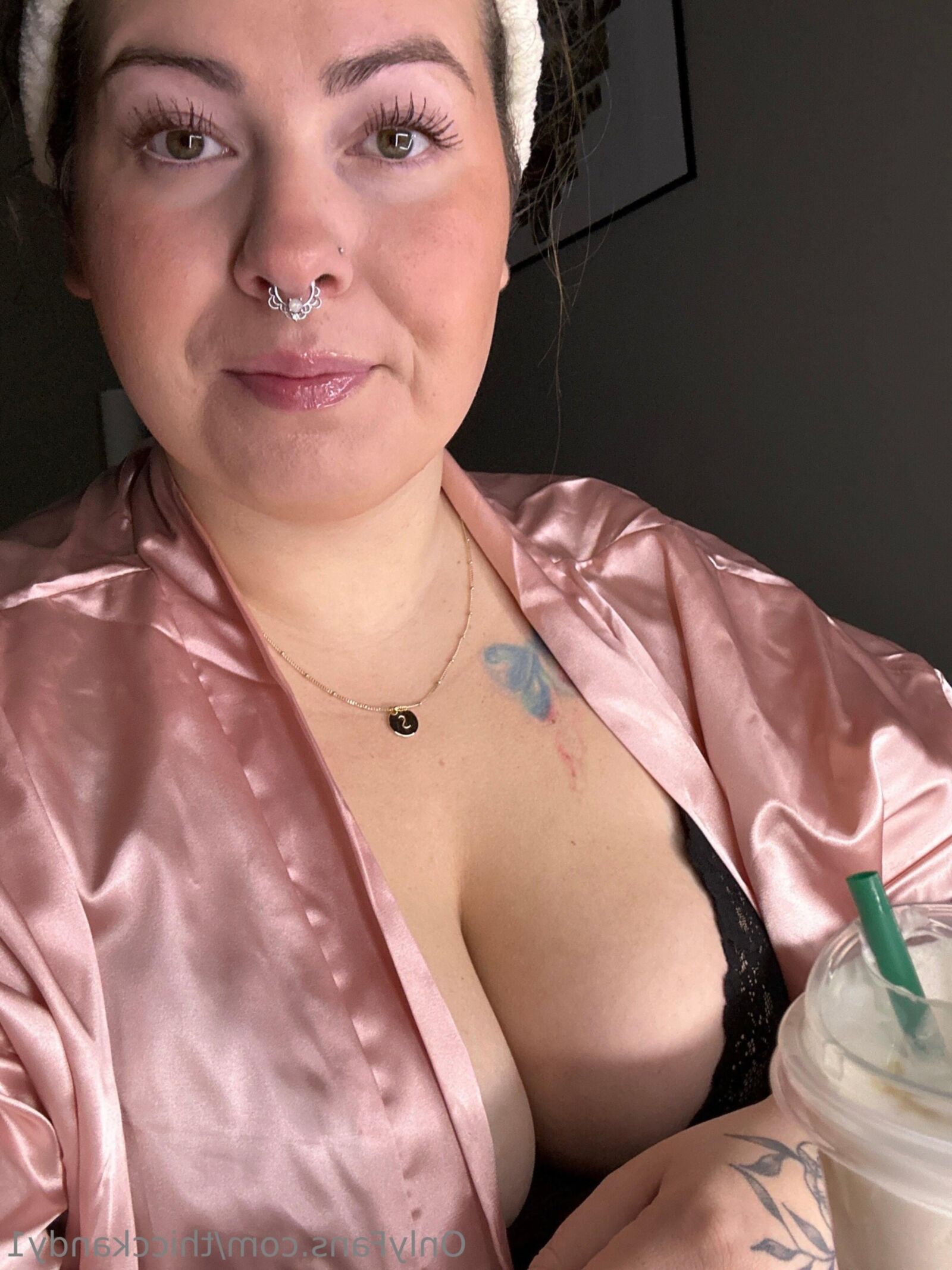 Bella énorme cul gros seins beauté bbw tik toker girl mixte hot pho