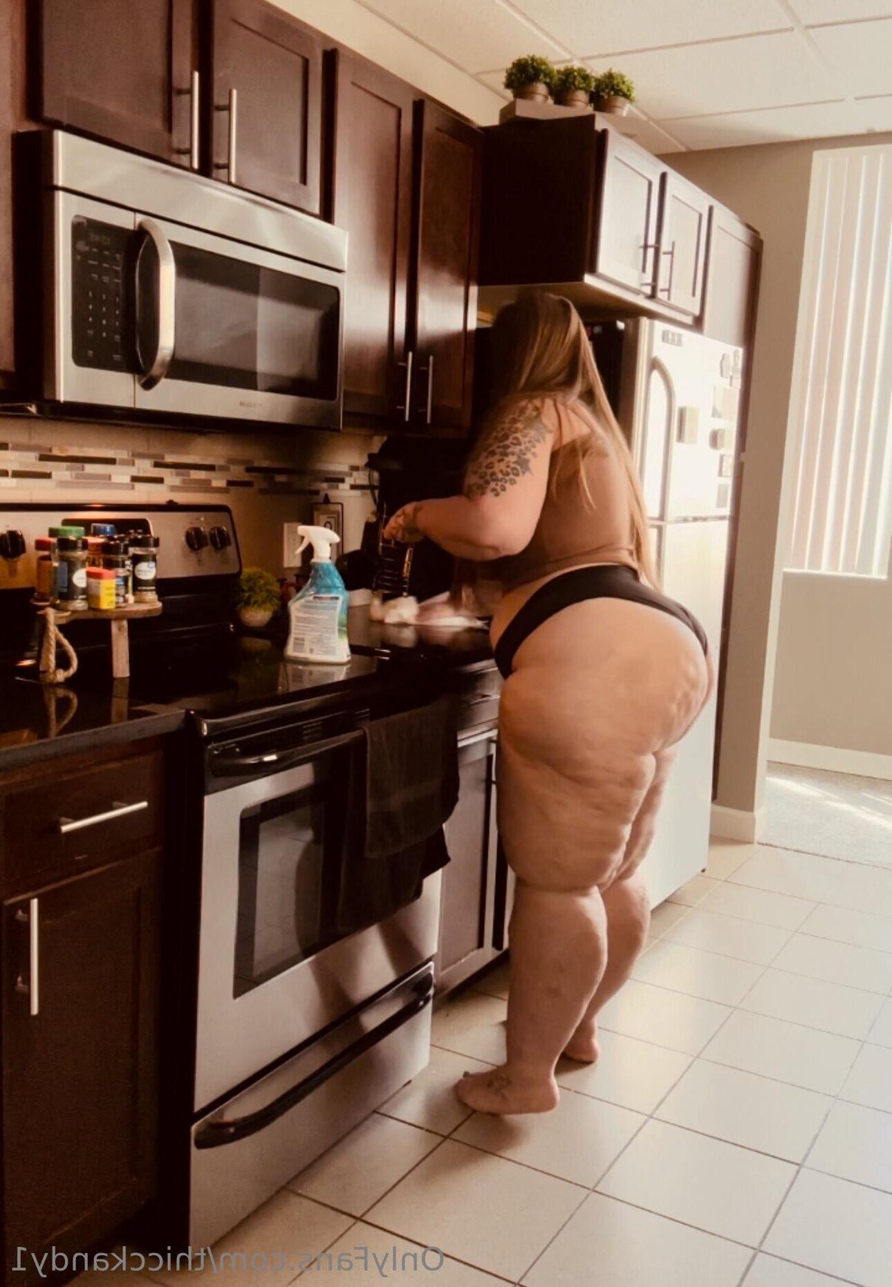 Bella énorme cul gros seins beauté bbw tik toker girl mixte hot pho
