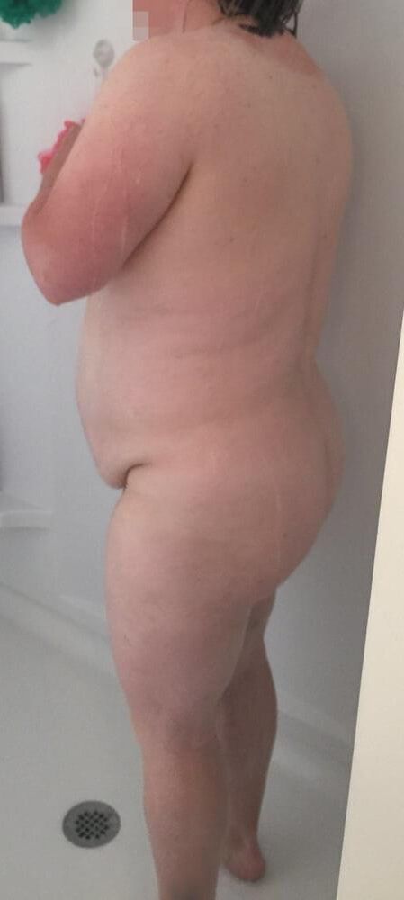 BBW Wife Jennifer Showering