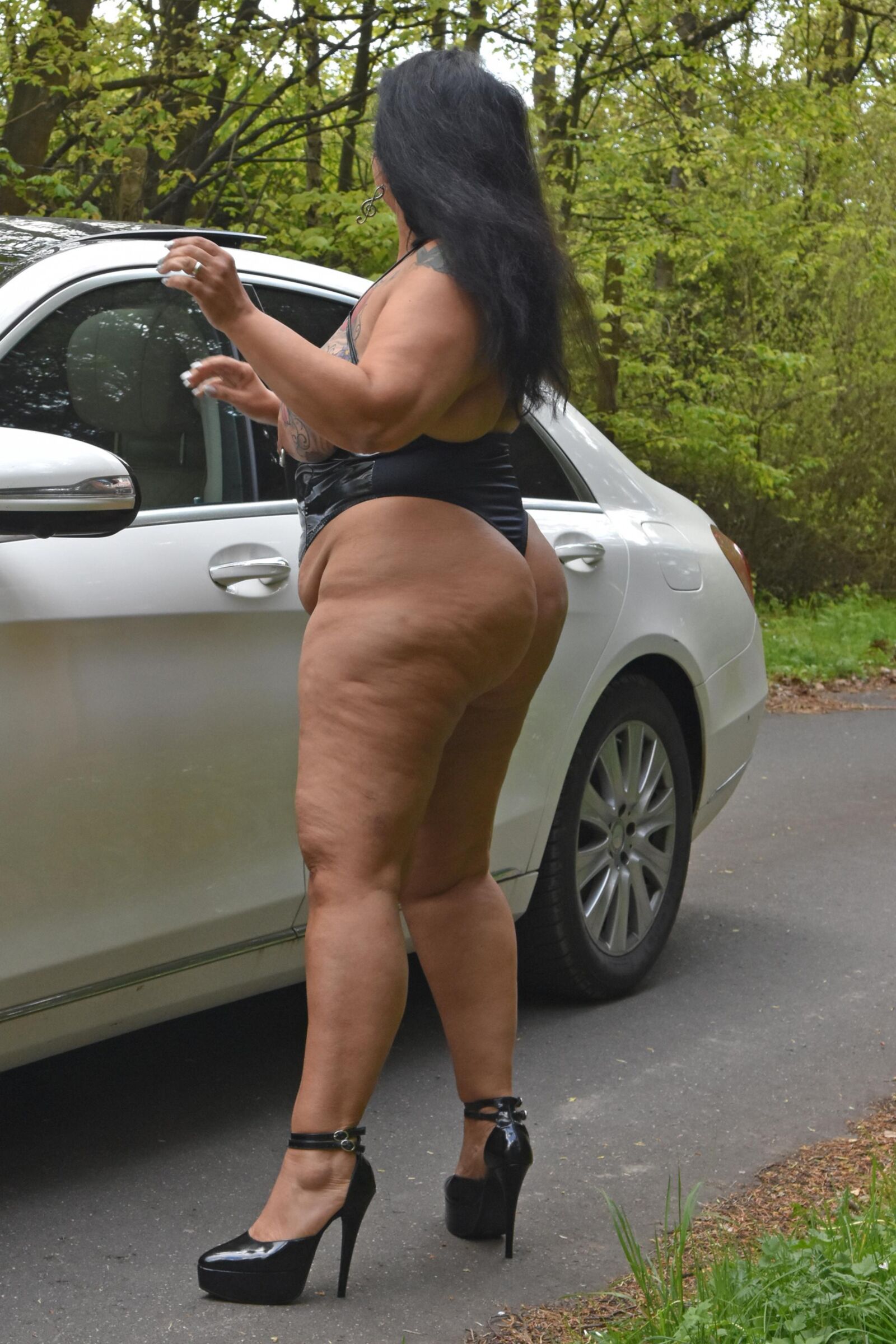 WebSlut Susana habillé en pute à l'extérieur