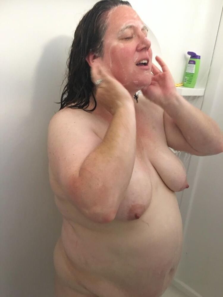 BBW Wife Jennifer Showering