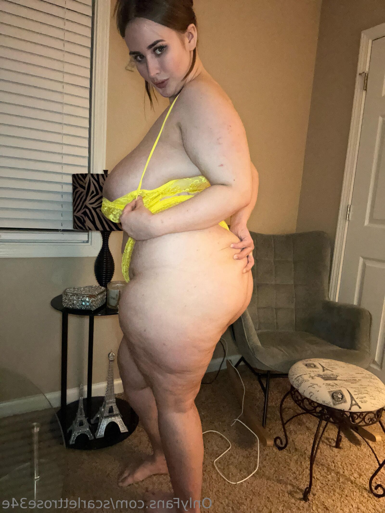 Scarlette énormes seins BEAUTÉ CURVY BBW GIRL METT MIELD HOT