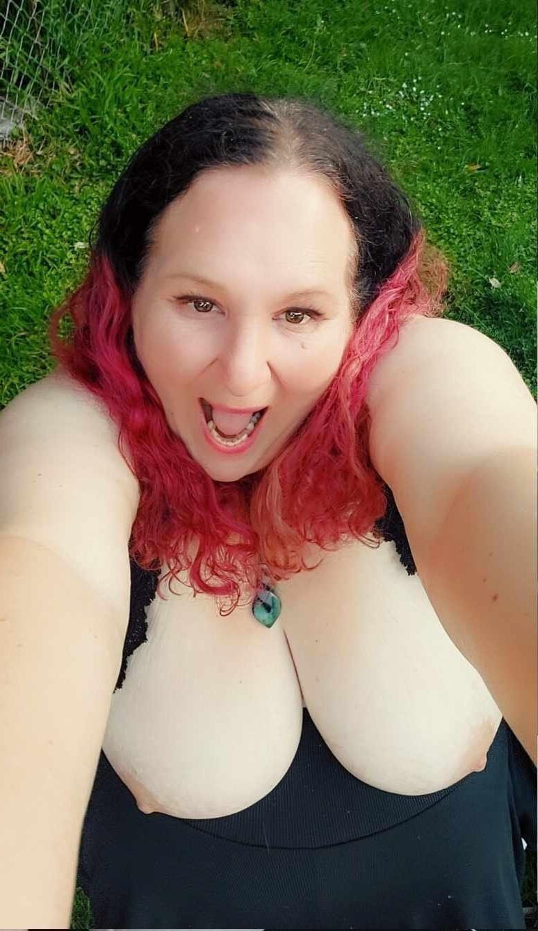 Kiwi Slut Monster Tits