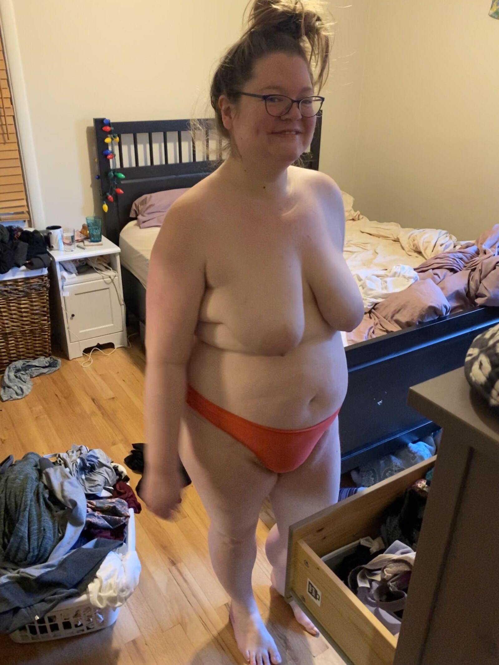 毛むくじゃらの猫と垂れ下がった胸を持つ大きな太ったおっぱいのお母さん