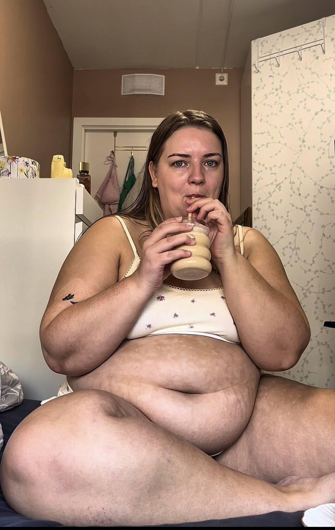 I Love Girls With Belly Hang