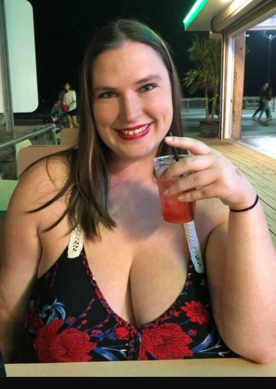 服を着ていない服を着ていないBBWの女性の素敵なコレクション