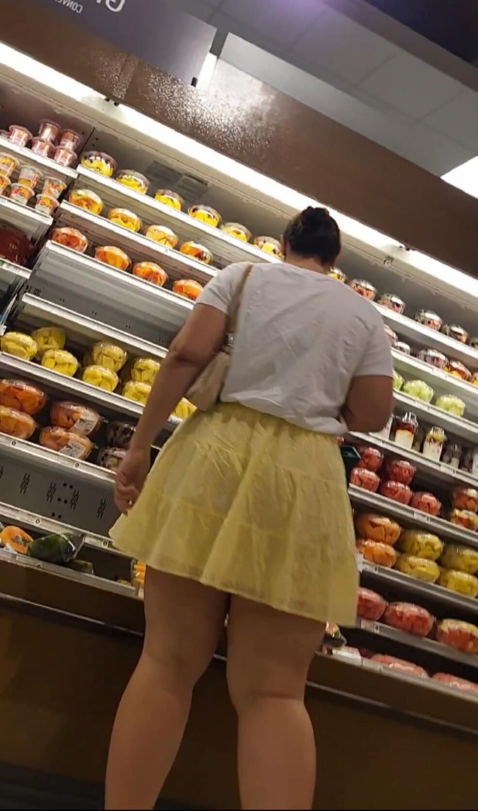 BBW en mini-jupe des jambes épaisses