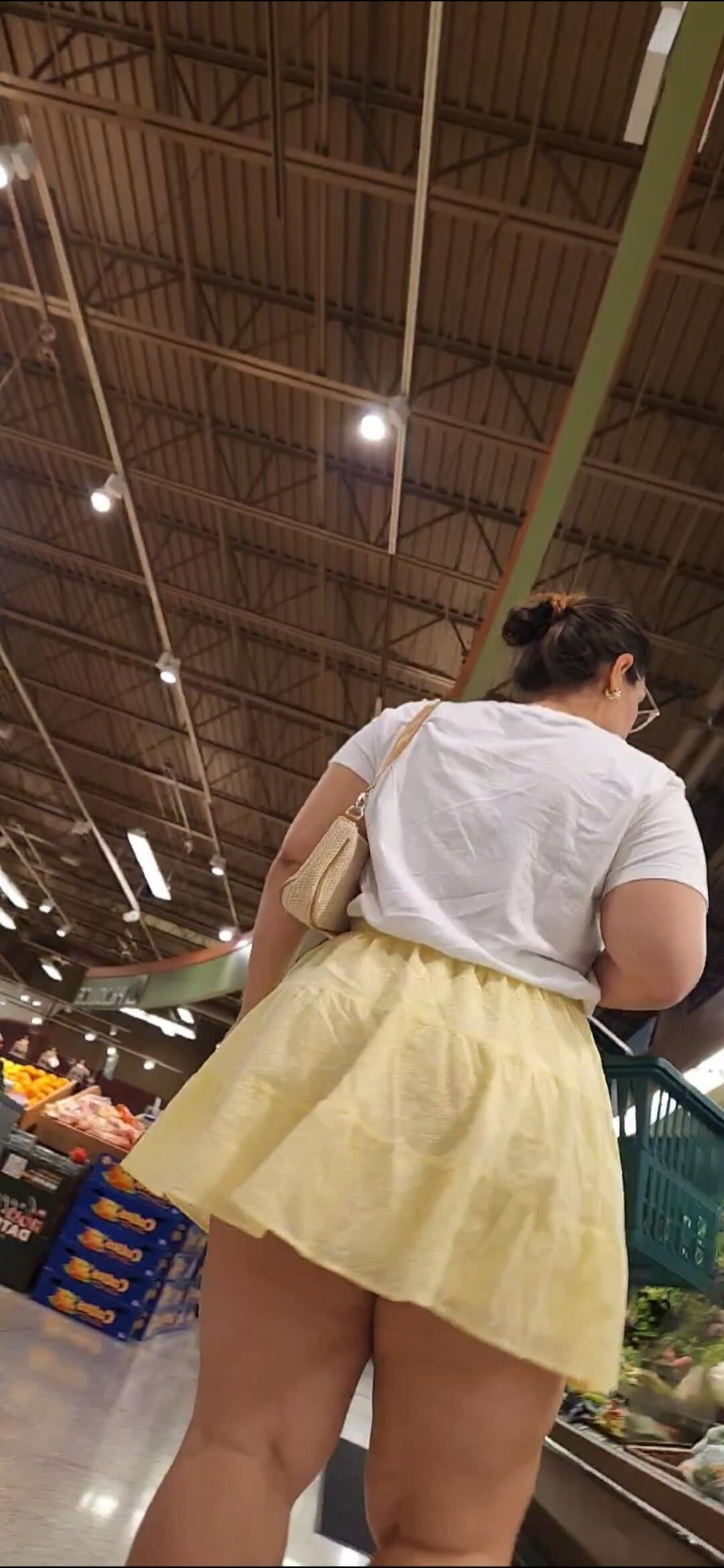 BBW en mini-jupe des jambes épaisses