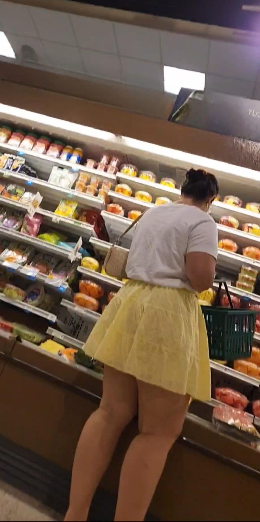 BBW en mini-jupe des jambes épaisses