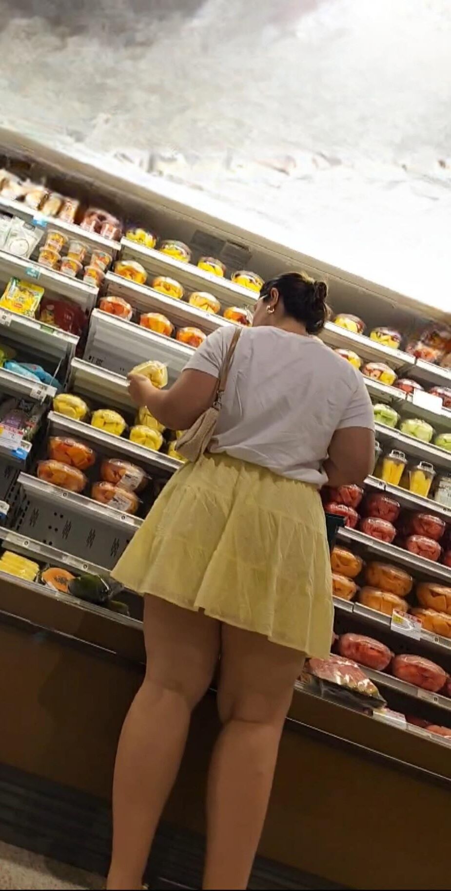 BBW en mini-jupe des jambes épaisses