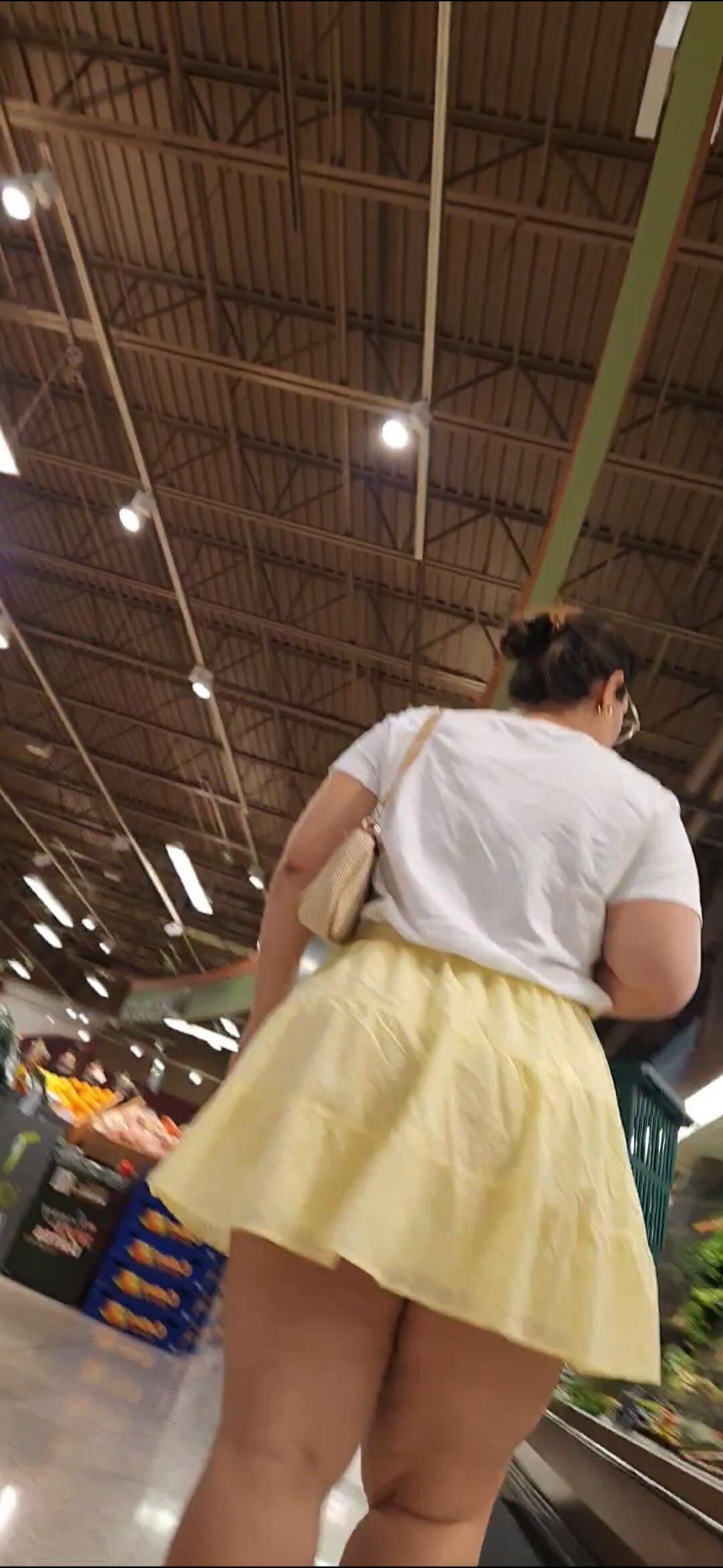 BBW en mini-jupe des jambes épaisses