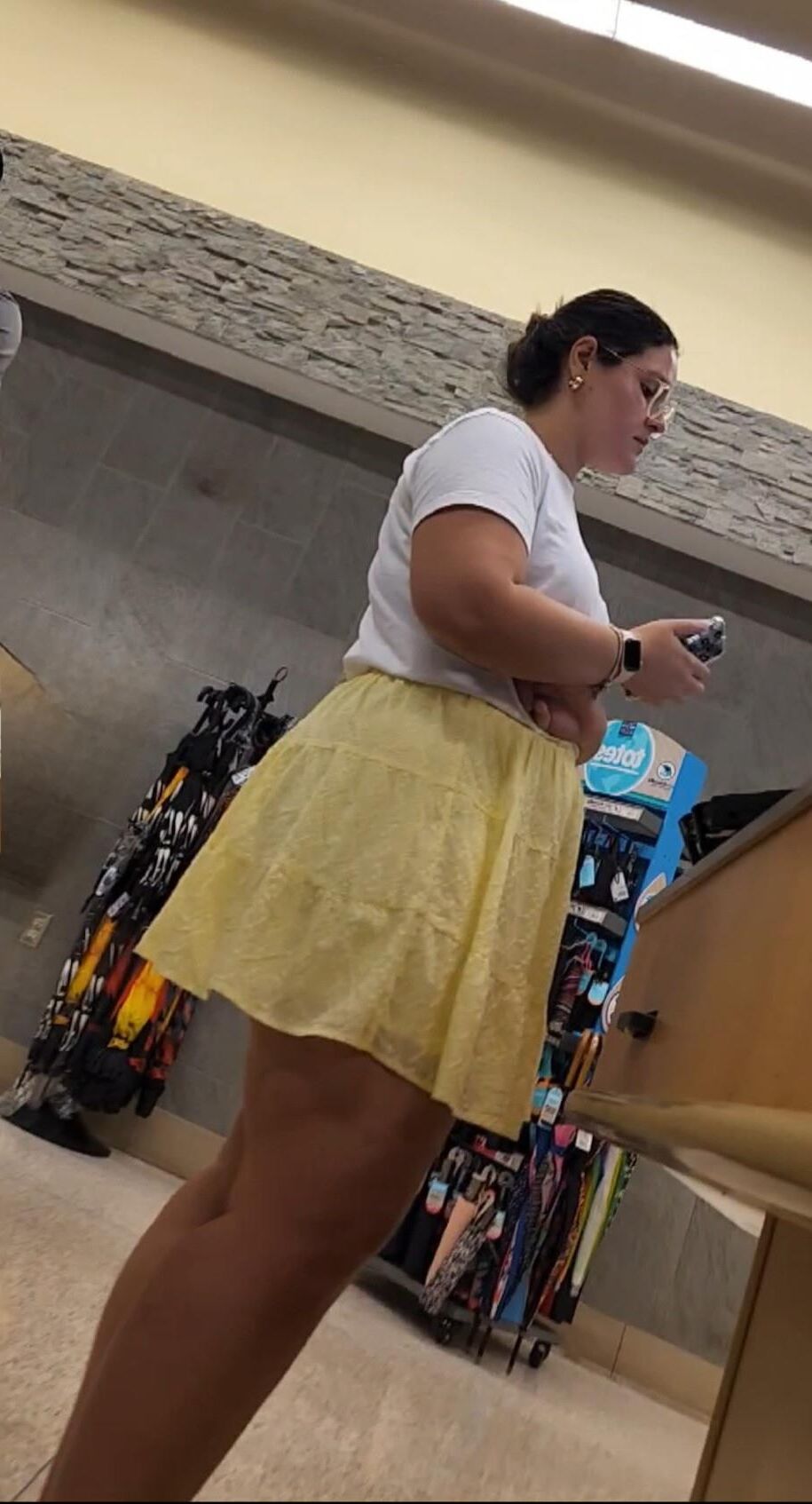 BBW en mini-jupe des jambes épaisses