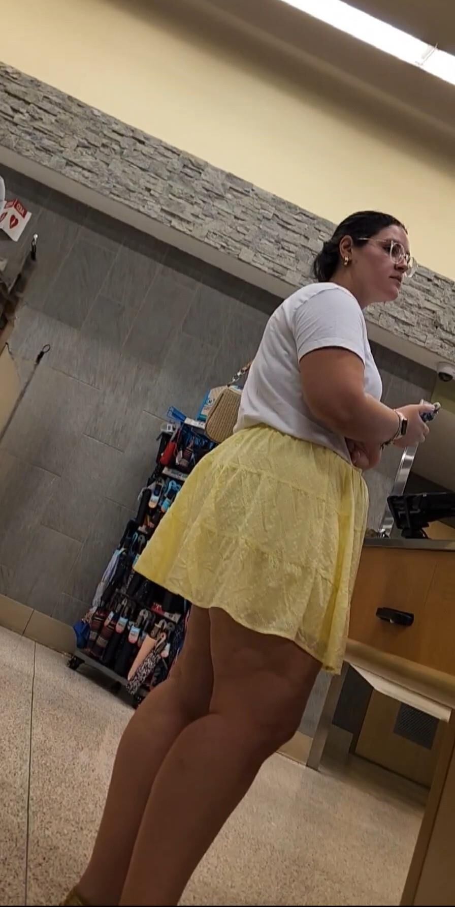 BBW en mini-jupe des jambes épaisses