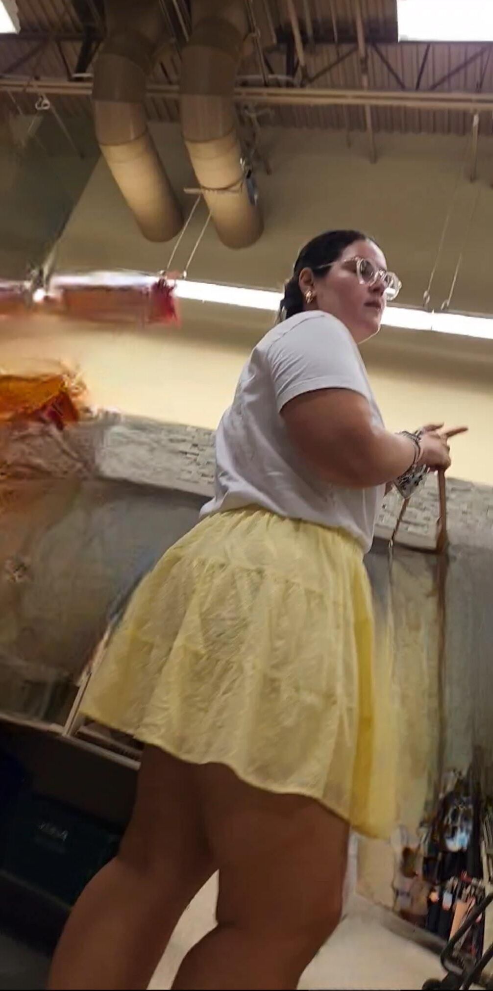 BBW en mini-jupe des jambes épaisses