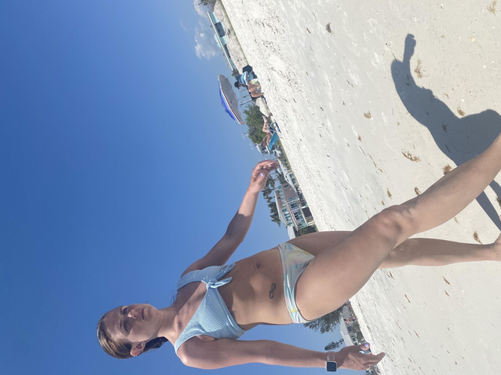 Unaware mature bodies on the beach which ones are bald 