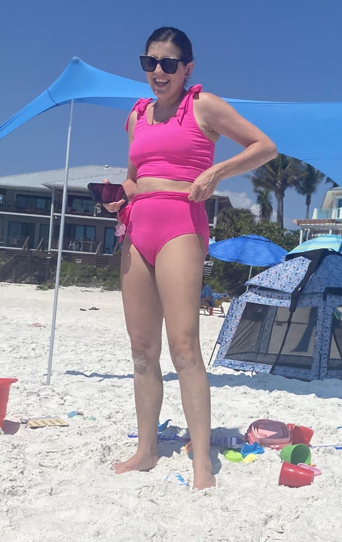 Unaware mature bodies on the beach which ones are bald 