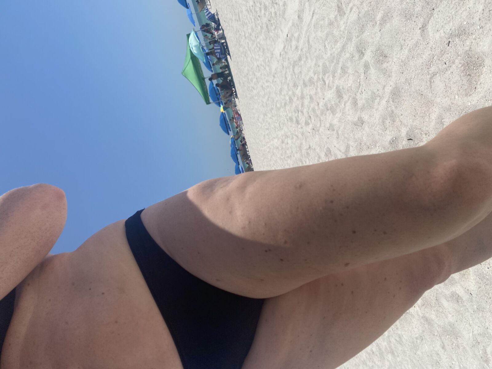 Unaware mature bodies on the beach which ones are bald 
