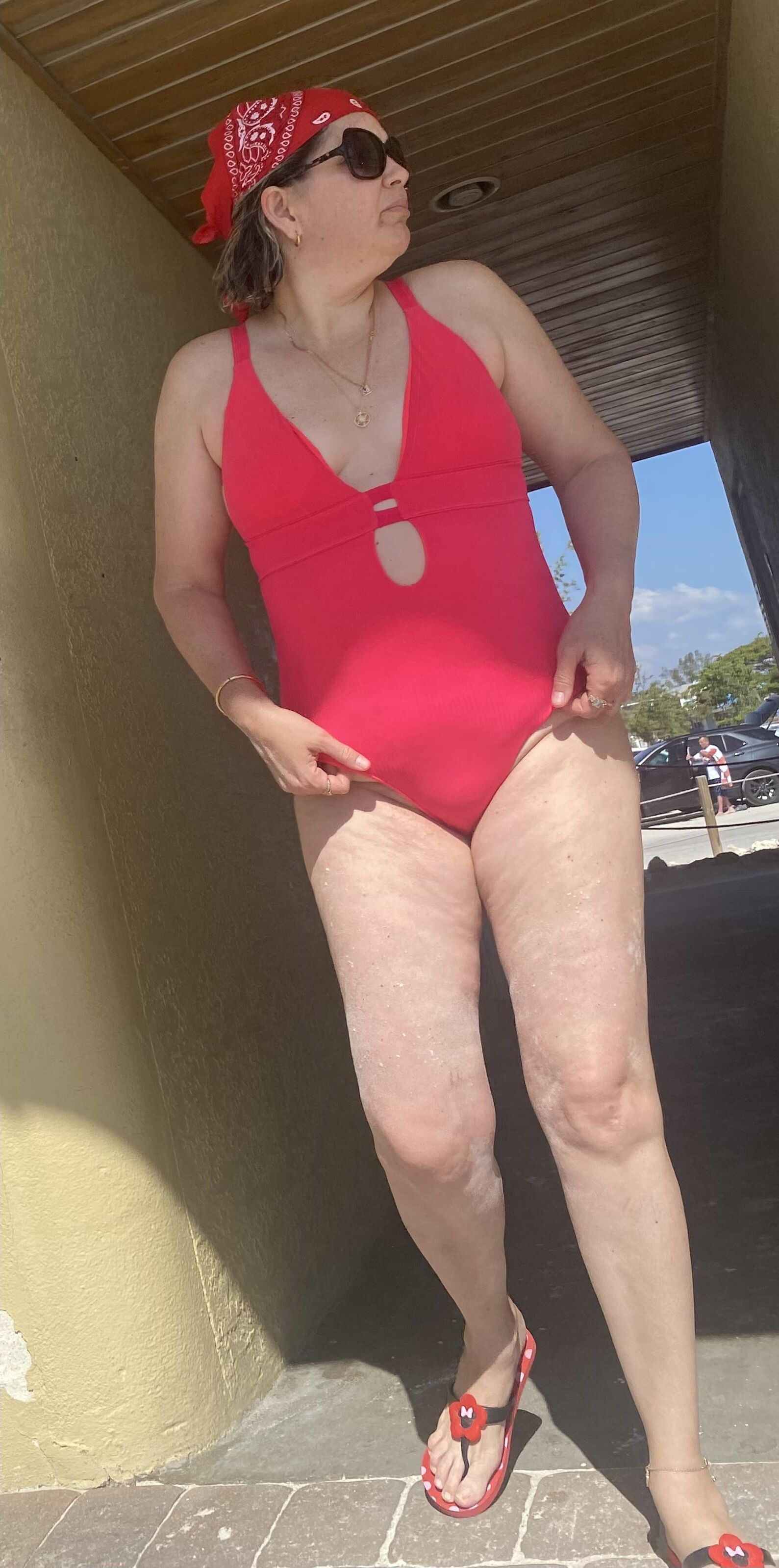 Unaware mature bodies on the beach which ones are bald 