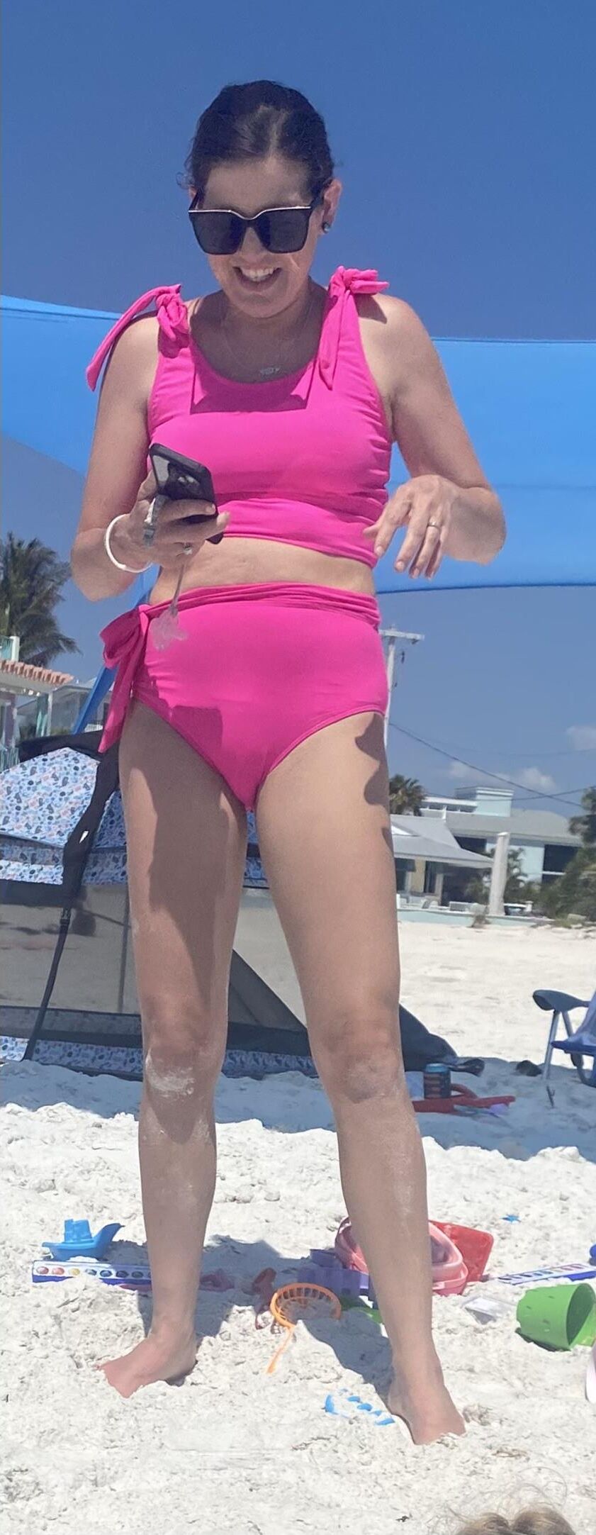 Unaware mature bodies on the beach which ones are bald 