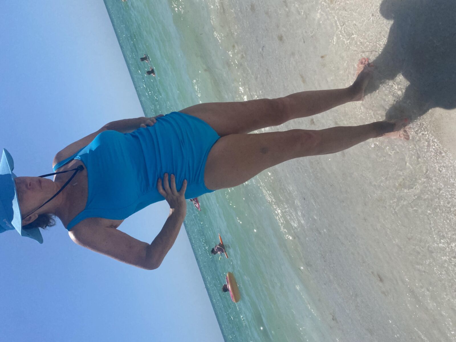 Unaware mature bodies on the beach which ones are bald 