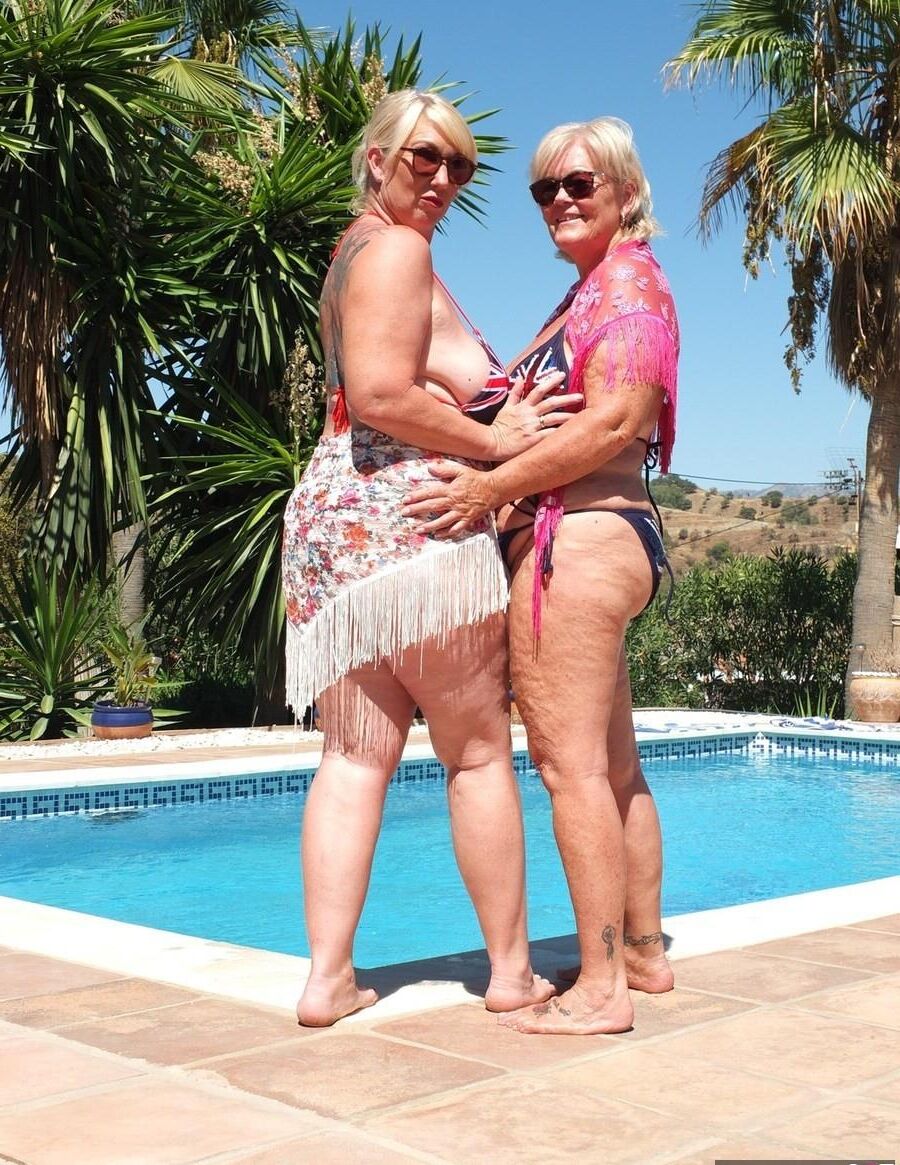 Deux bellas grosses guyres madura en al aire libre