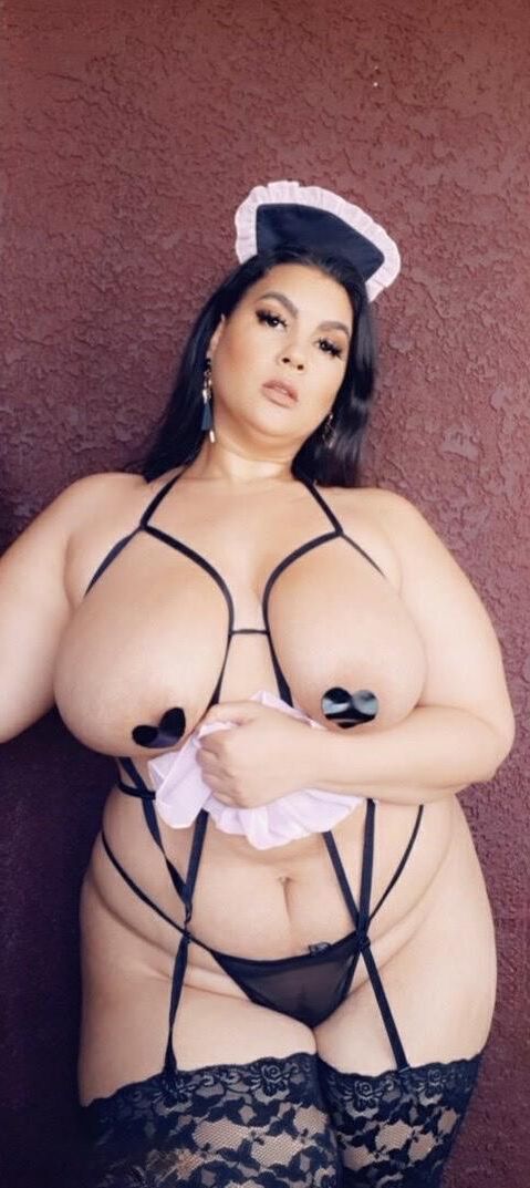 Briella énorme cul gros seins brunette bbw girl mixte tirs chauds