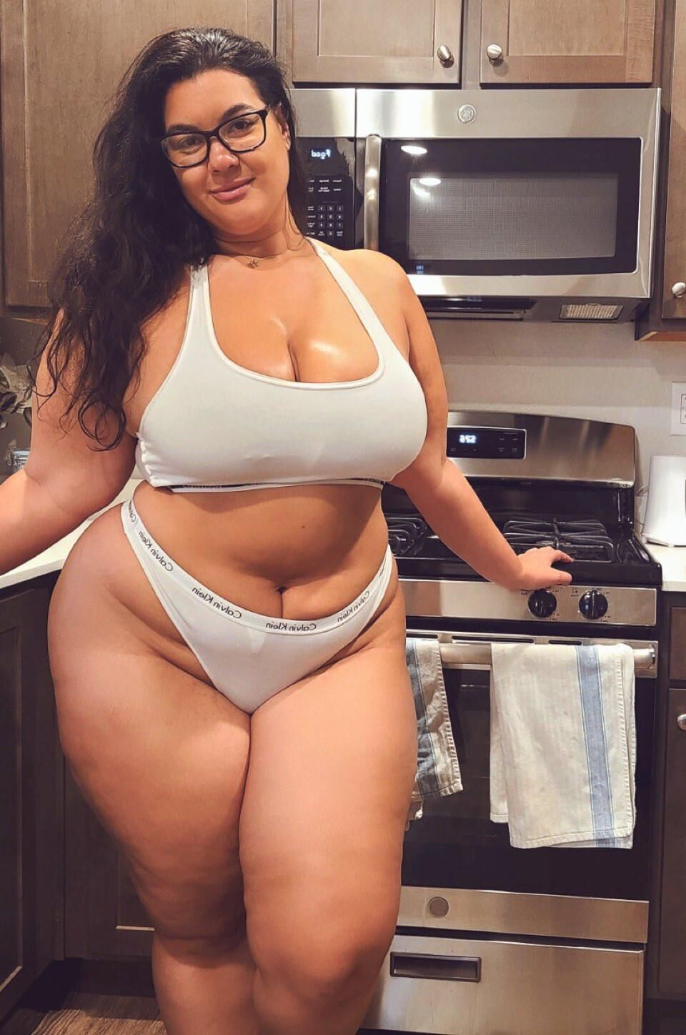 Briella énorme cul gros seins brunette bbw girl mixte tirs chauds