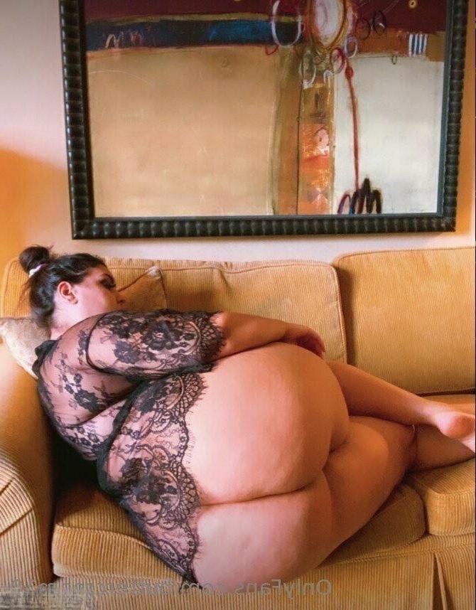 Briella énorme cul gros seins brunette bbw girl mixte tirs chauds