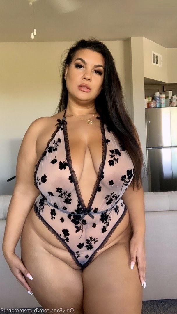 Briella énorme cul gros seins brunette bbw girl mixte tirs chauds