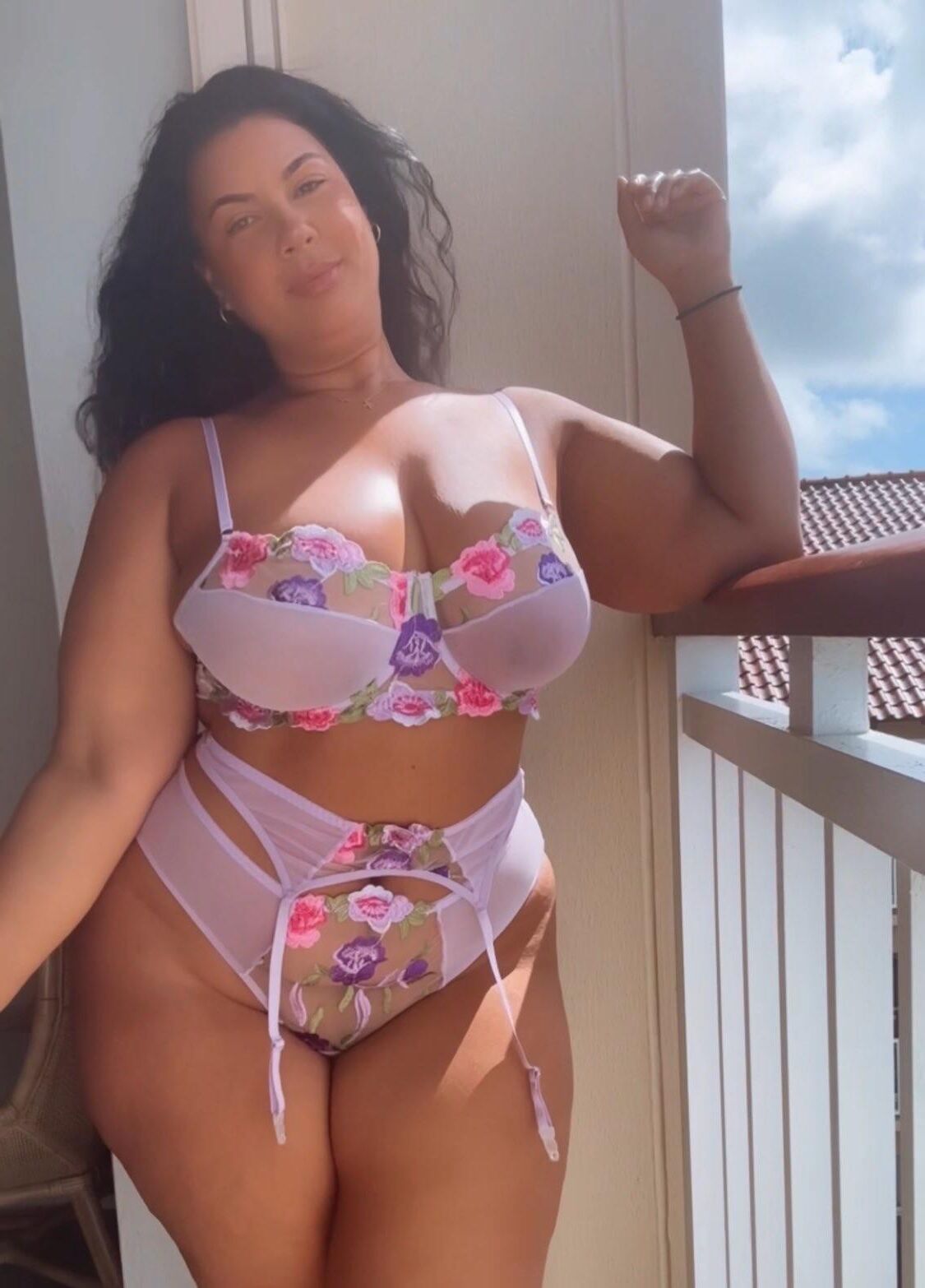 Briella énorme cul gros seins brunette bbw girl mixte tirs chauds