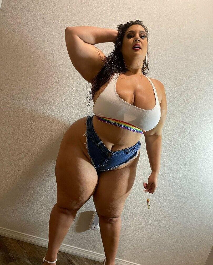 Briella énorme cul gros seins brunette bbw girl mixte tirs chauds