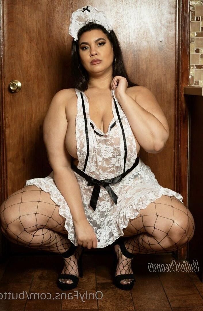 Briella énorme cul gros seins brunette bbw girl mixte tirs chauds