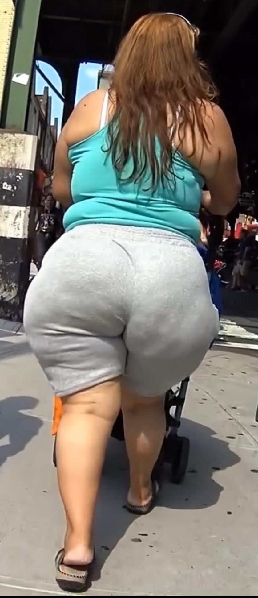 BBW grosso Milf Latina com Fatass e VPL Candid