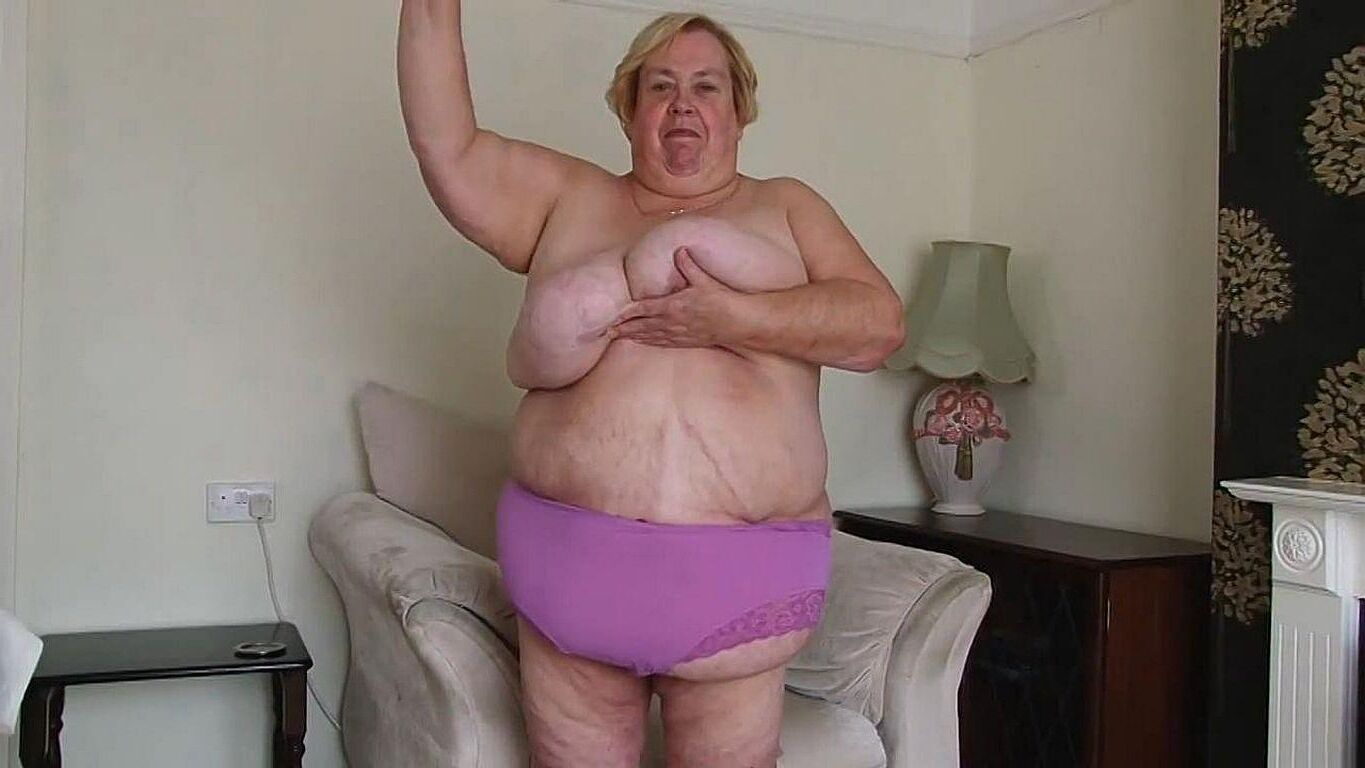 TRULY BEAUTIFUL BOSOMS.....MATURE SSBBW WENDY 
