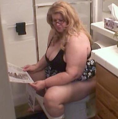 Curvy Sharon Pooping on the Toilet